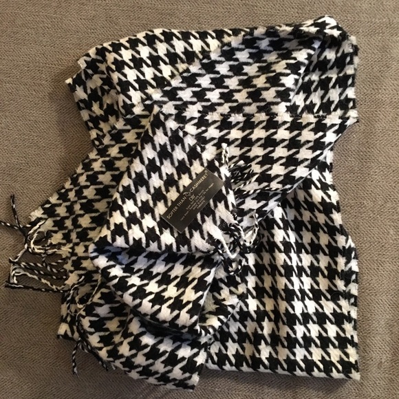 SOFTER THAN CASHMERE Scarf with “E” by D&Y - Picture 2 of 8